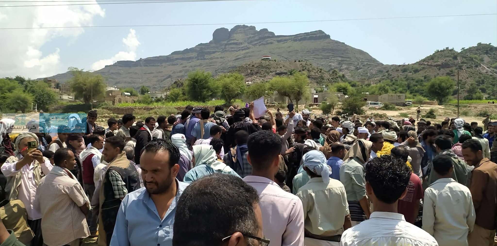 حشود غفيرة في وداع شهيد العزاعز بجبهات العلقمة