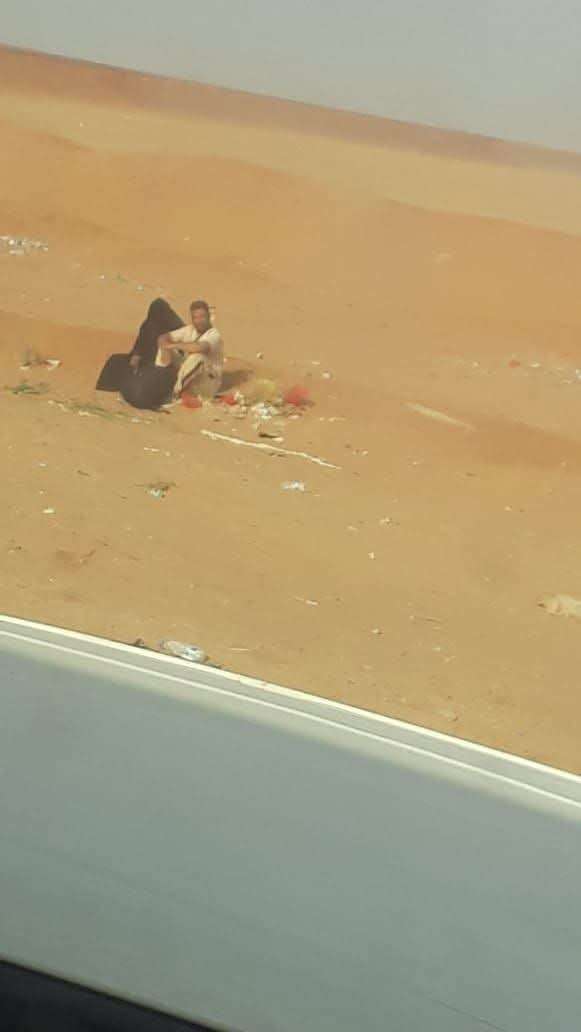 مشهد مؤلم.. مسافرون يمنيون يفترشون الأرض تحت حرارة الشمس في منفذ الوديعة