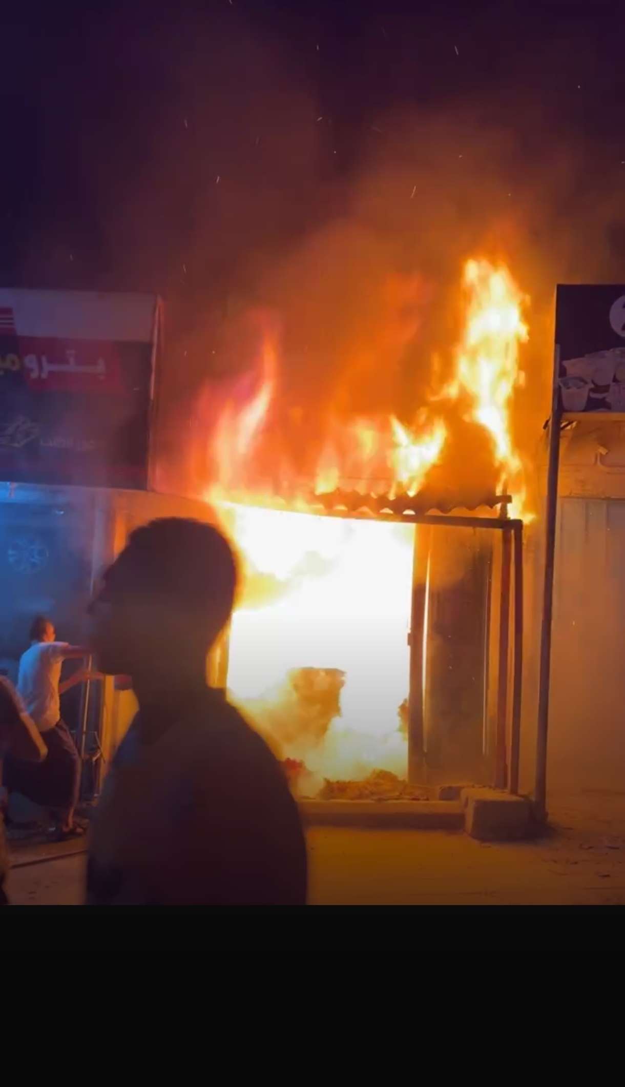 عاجل | حريق ضخم يلتهم محلاً في منطقة العيدروس بكريتر