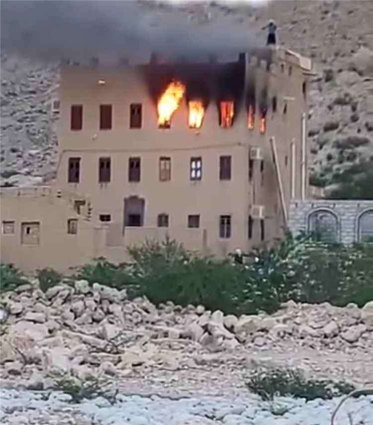 حريق يلتهم غرفة بمنزل في دوعن والأهالي يطالبون بتوفير سيارة إطفاء