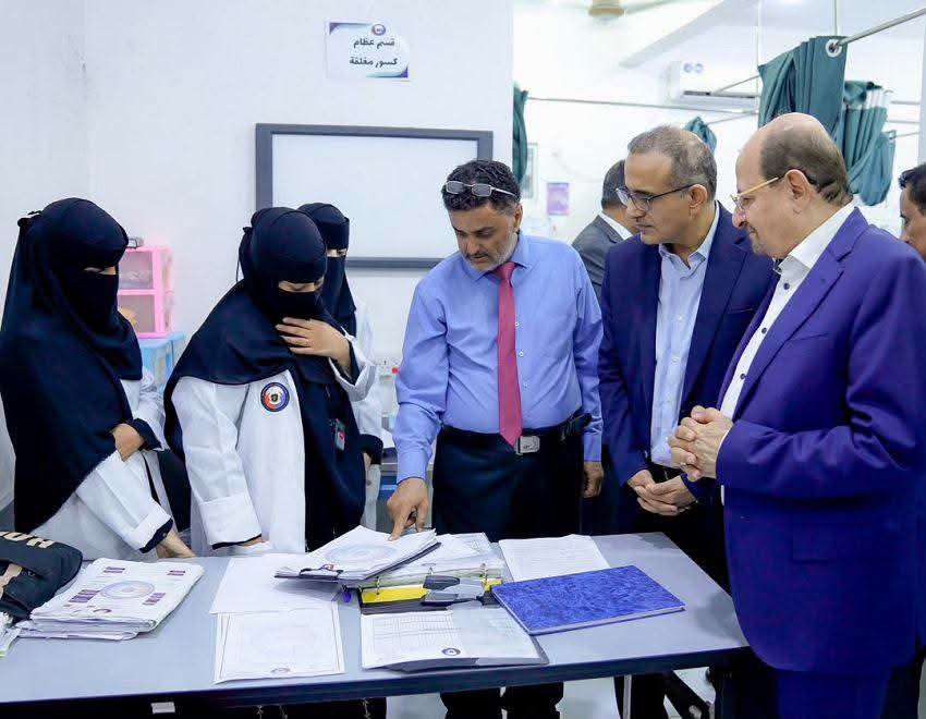 رئيس الوزراء يتفقد أوضاع الجرحى في مستشفى عبود العسكري بعدن
