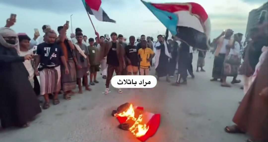 عاجل: مناصروا الانتقالي يحرقون العلم اليمني في المكلا وسط موجة استنكار واسعة