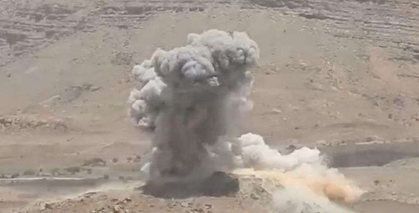 طيران القوات المسلحة يستهدف مواقع ومخازن أسلحة وتعزيزات للمليشيات الحوثية شرق وجنوب تعز