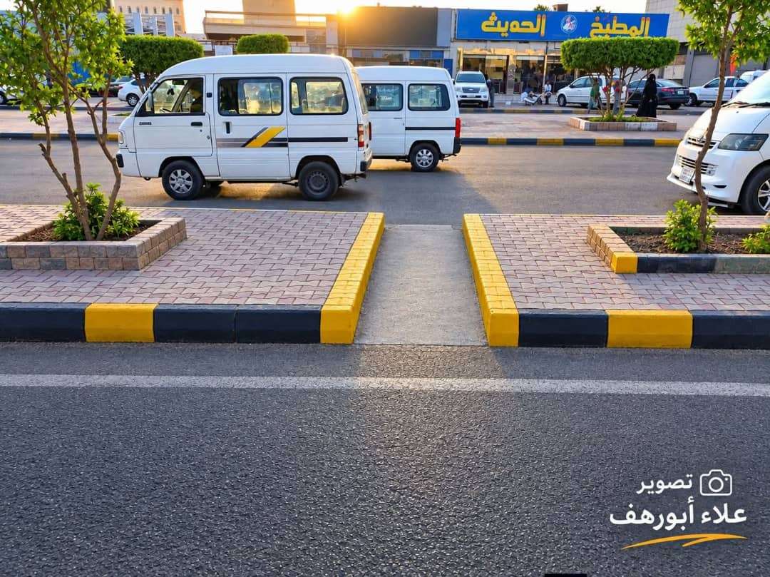مبادرة إنسانية في المنصورة تفتح ممرًا للمشاة وذوي الهمم
