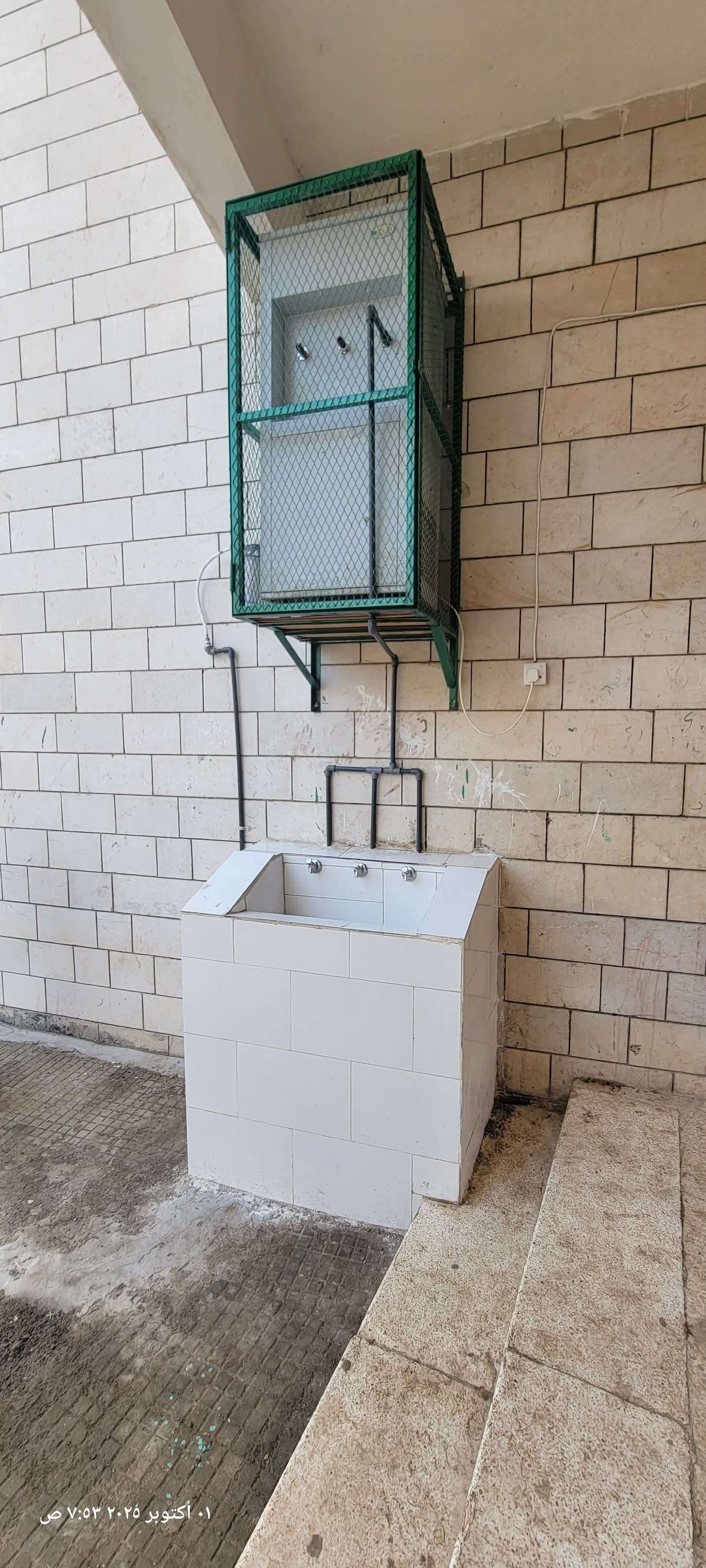 فاعل خير يوفر مياه شرب لطلاب ثانوية بعدن وسط مطالب بتعميم التجرب