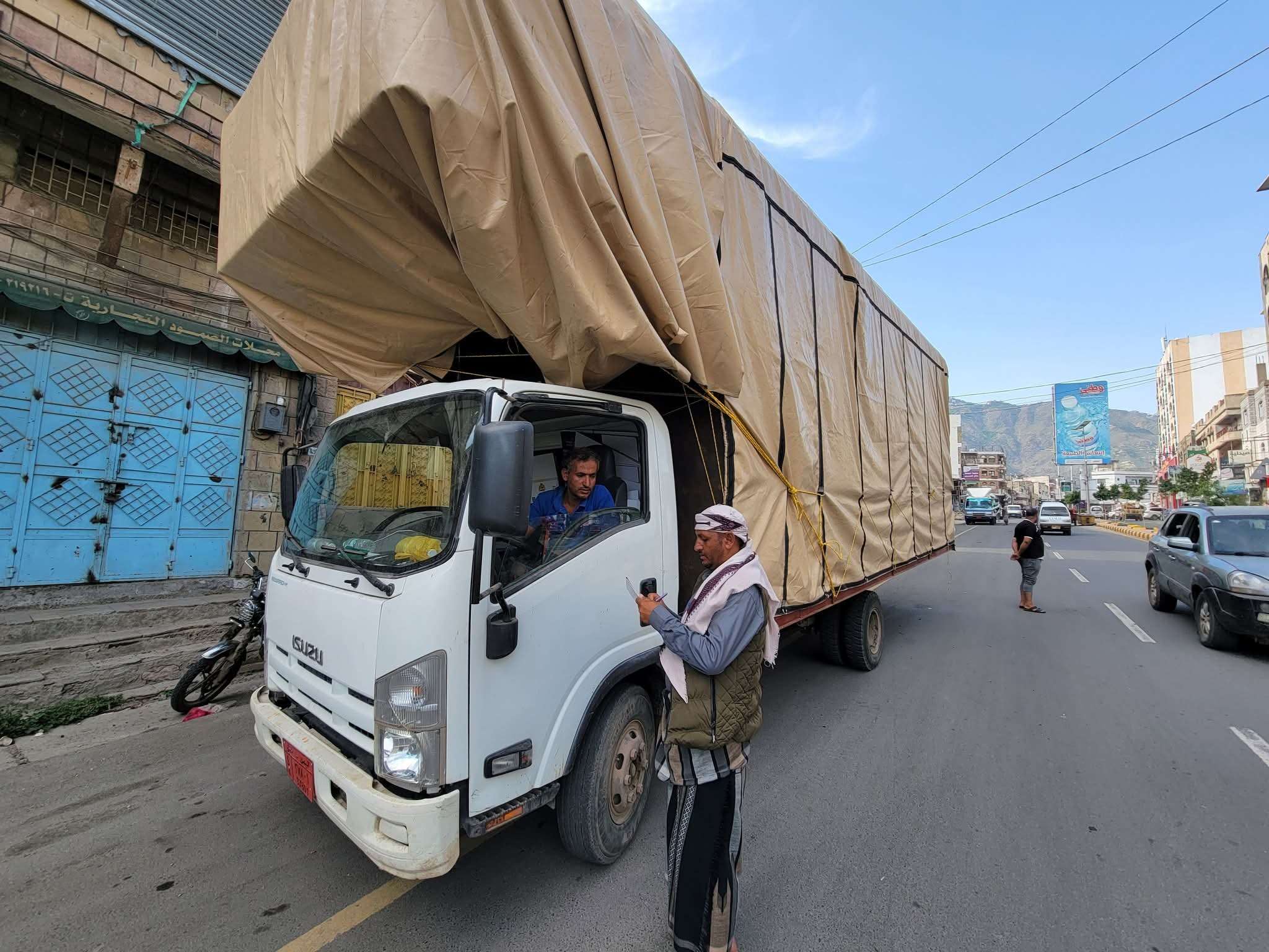 لليوم الثاني على التوالي .. استمرار تحصيل إيرادات صندوق النظافة والتحسين من المنفذ الشرقي بتعز