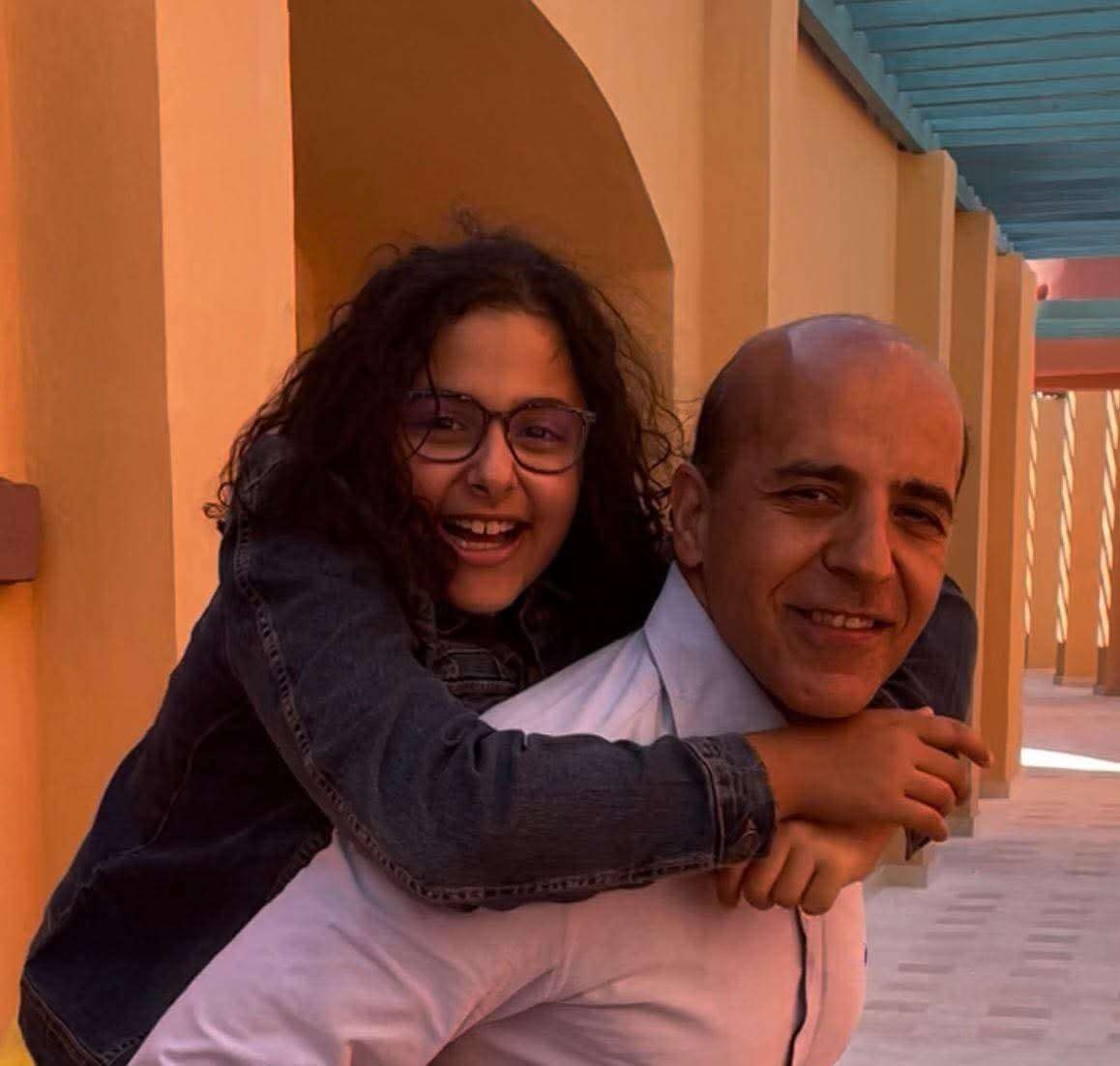 مكالمة مؤثرة: طفلة تُشاطر مشاعرها مع والدها المخطوف في سجون صنعاء