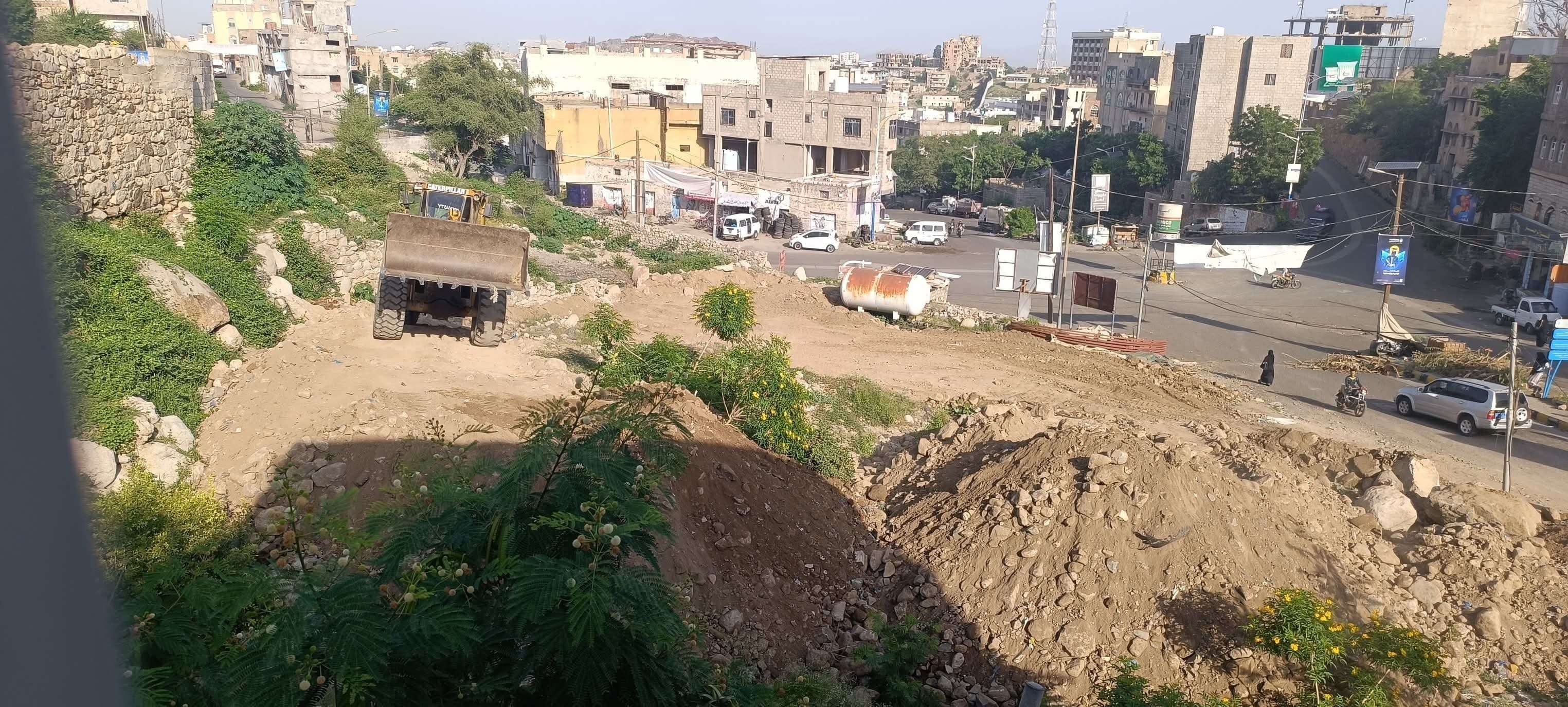 بعد يومين من توجيهات بإزالة المحطات العشوائية .. بدء بناء محطة غاز بجوار مدرسة