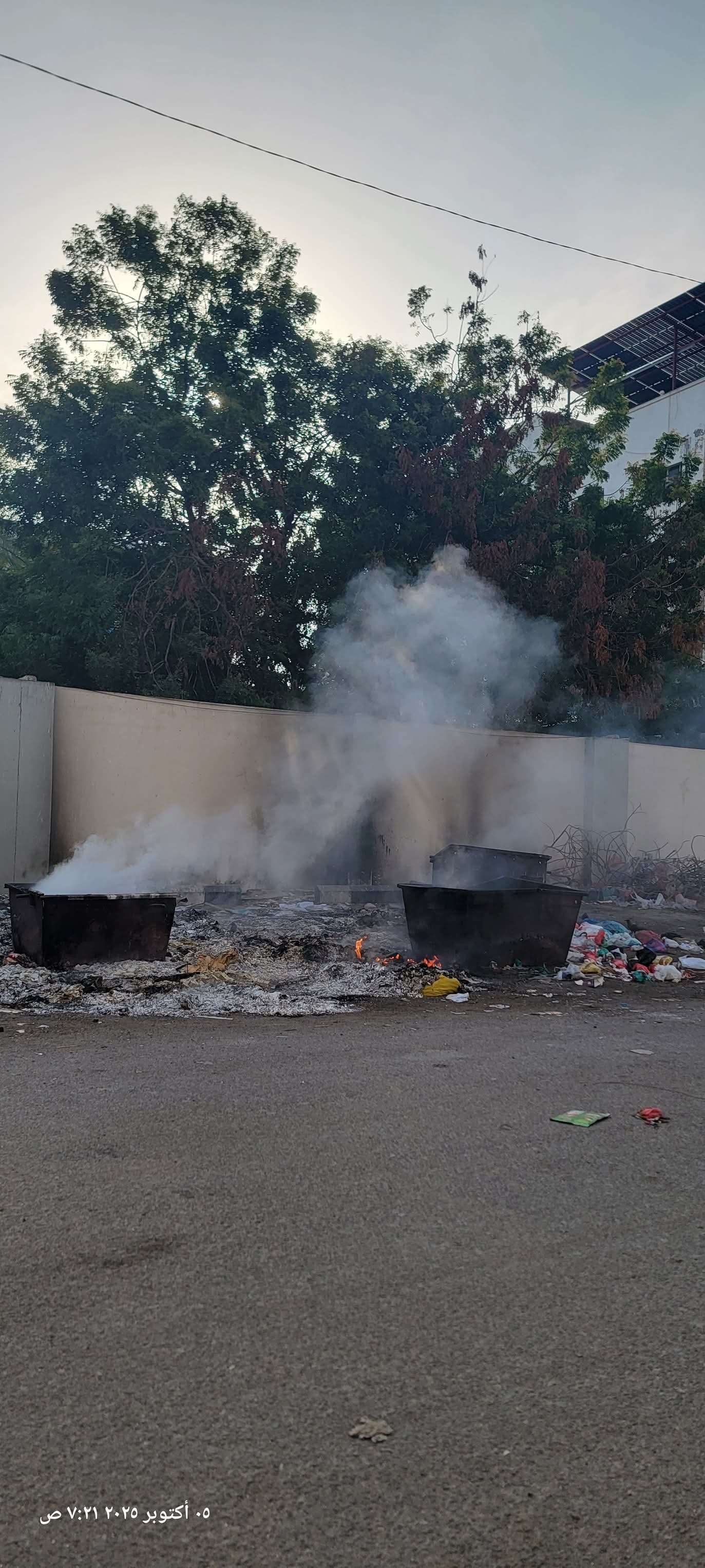 مواطنون بعدن يشكون من إحراق القمامة في الأحياء السكنية