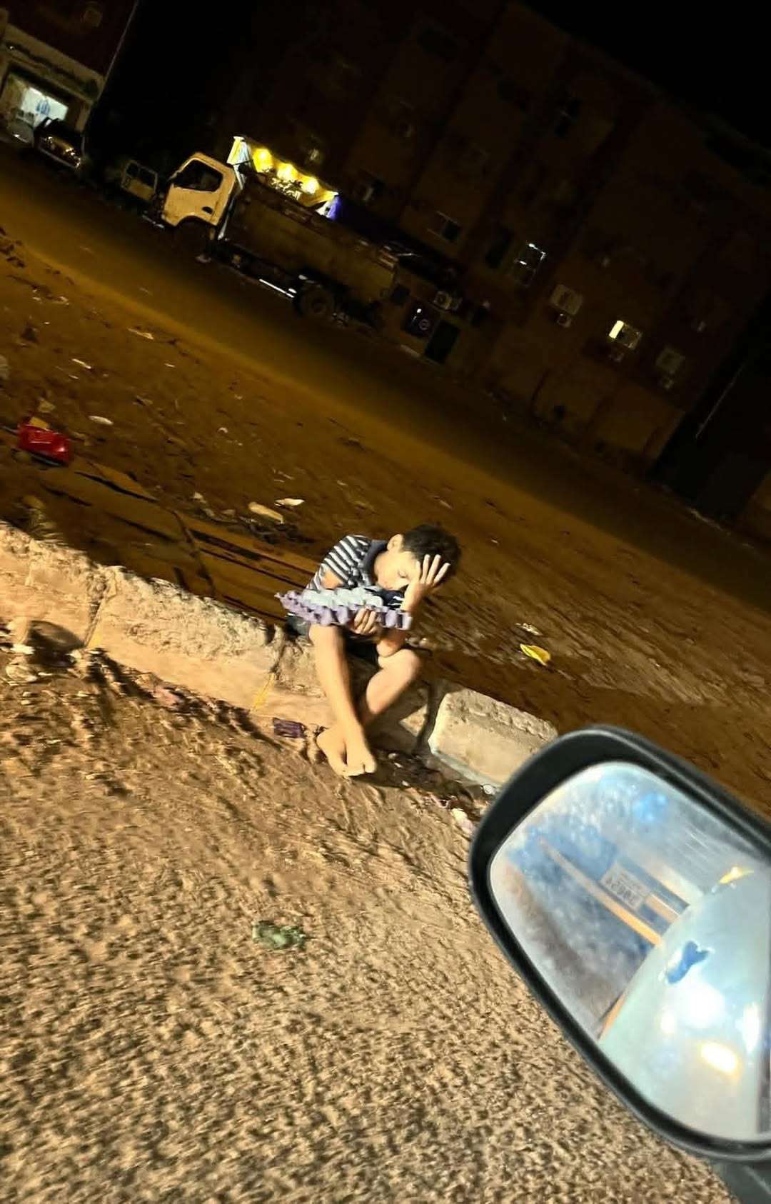 صورة موجعة لطفل يفترش اشهر شارع بعدن ويقوم بهذا الامر بوقت متاخر من الليل