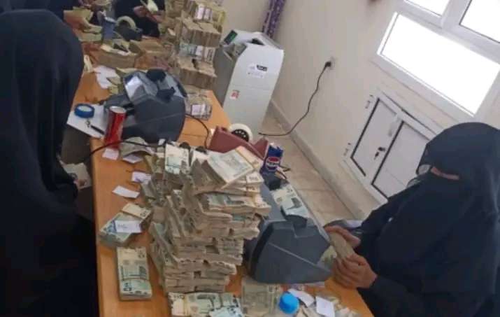 الإعلان عن صرف راتب آخر لكافة الموظفين