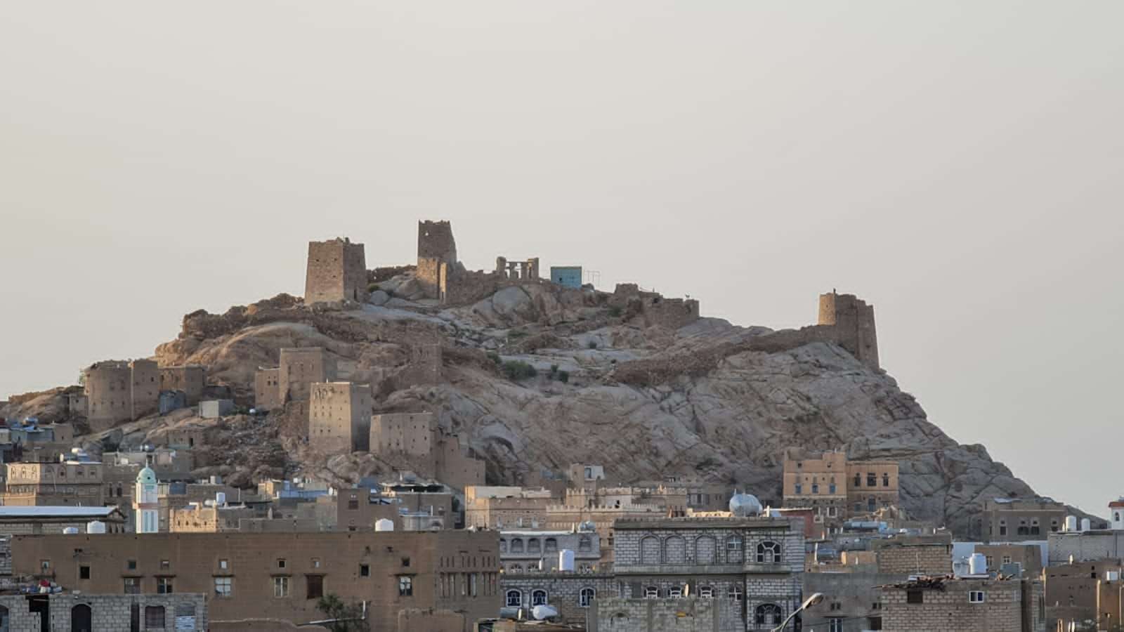 مقتل مسلح وإصابة آخر على يد شاب بعد مشادة كلامية