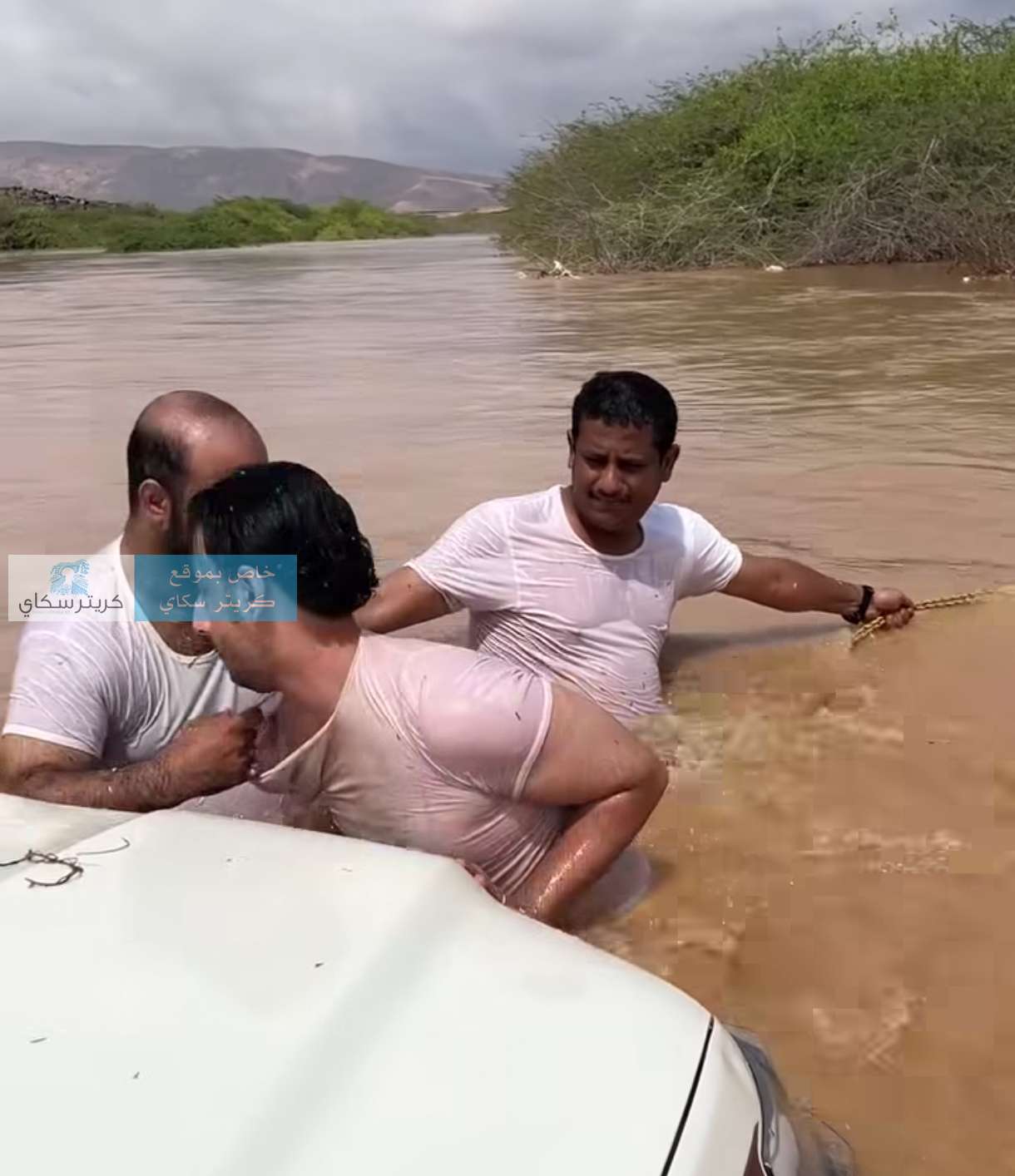 عاجل:السيول تجرف سيارة (صورة)