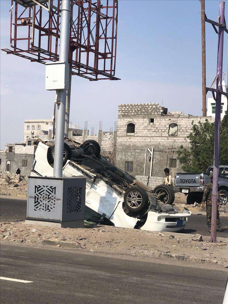 إصابة ركاب إثر انقلاب باص في عدن