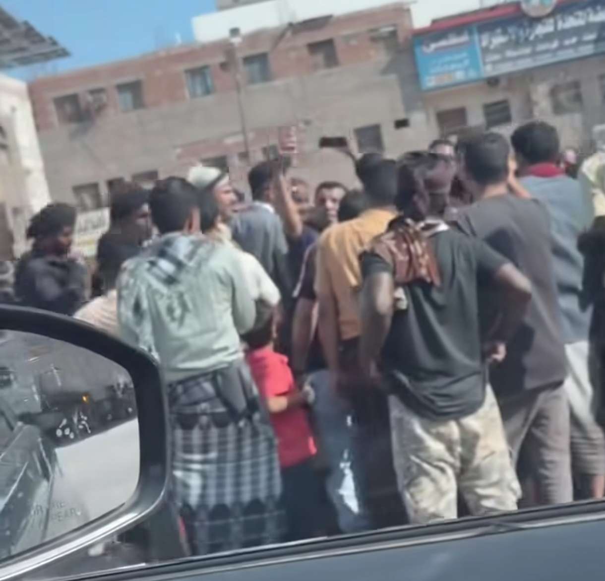 اصابة نجل ابوحيدر العولقي بلدغة سمكة في عدن