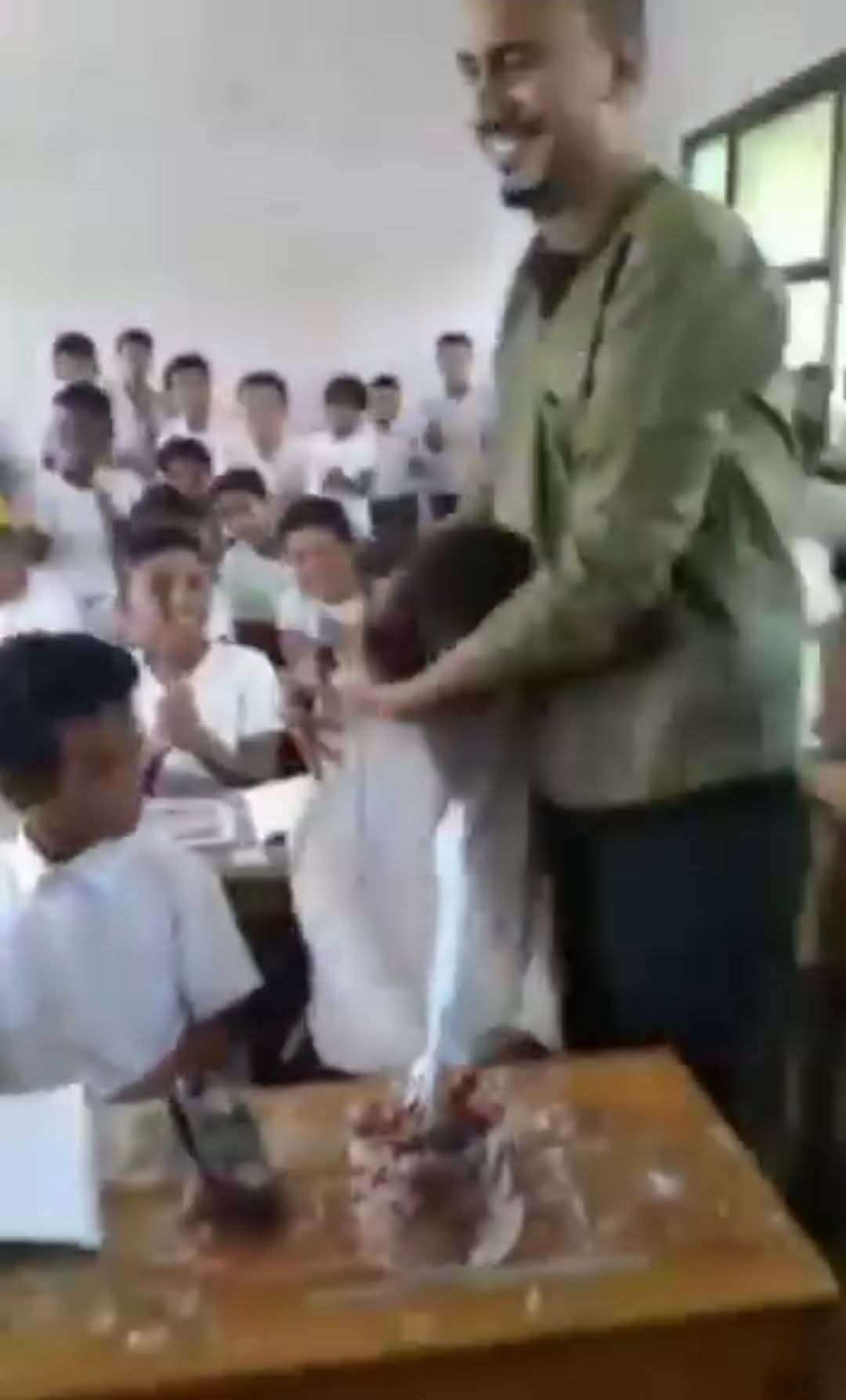 موقف انساني بعدن: طلب بسيط من طفل يتيم يتحول إلى مفاجأة مؤثرة في مدرسة 30 نوفمبر