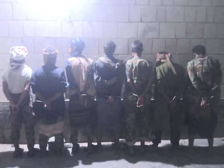 القبض على قائد نقطة أمنية في أبين بعد فيديو يفضح ابتزازه لسائق مصري