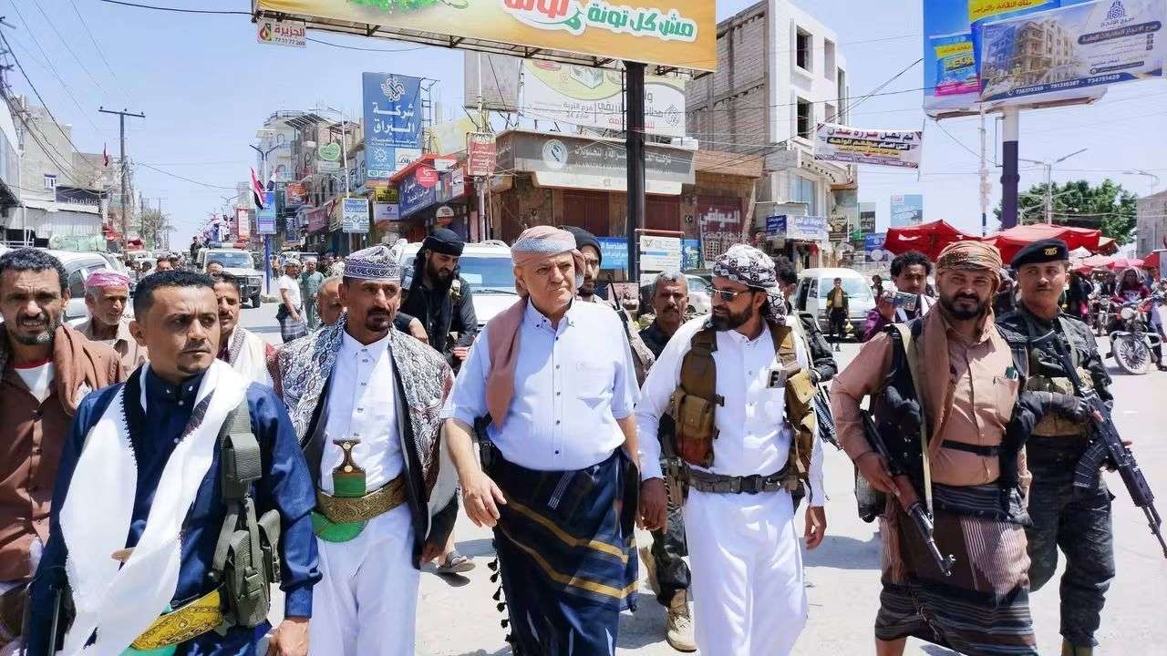محافظ تعز يسجل أول موقف ميداني بجولة في التربة وأداء صلاة الجمعة بين المواطنين
