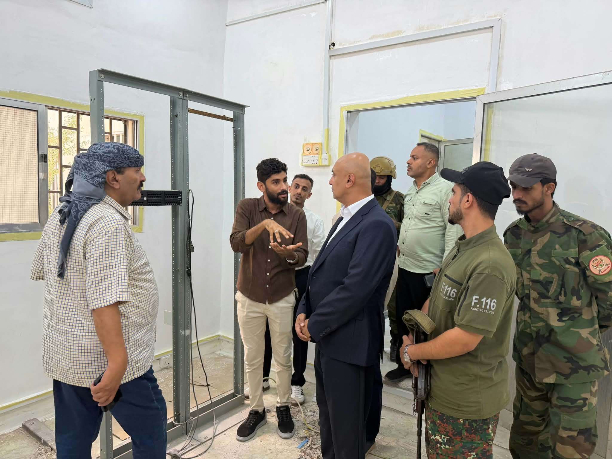 مدير عام المؤسسة العامة للاتصالات يطلع على سير العمل بعدد من المرافق والمشاريع بعدن
