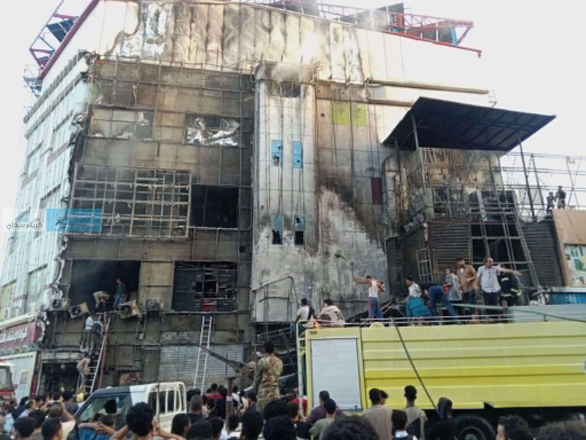 إخماد حريق النخيل مول بالمنصورة في عدن