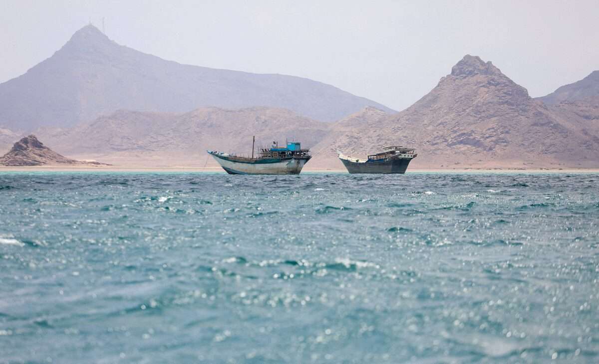 مصدر خاص يكشف تحركًا غامضًا لقيادي حو ثي رفيع من باب المندب
