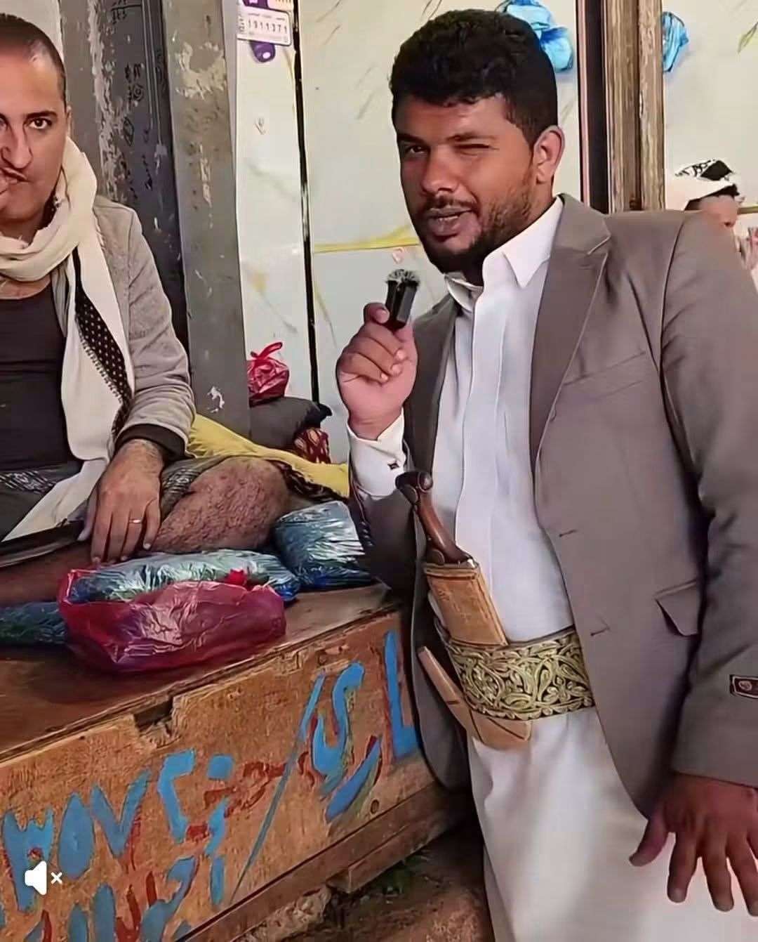 توقيف اعلامي حوثي عقب اهانته بائع قات في تعز