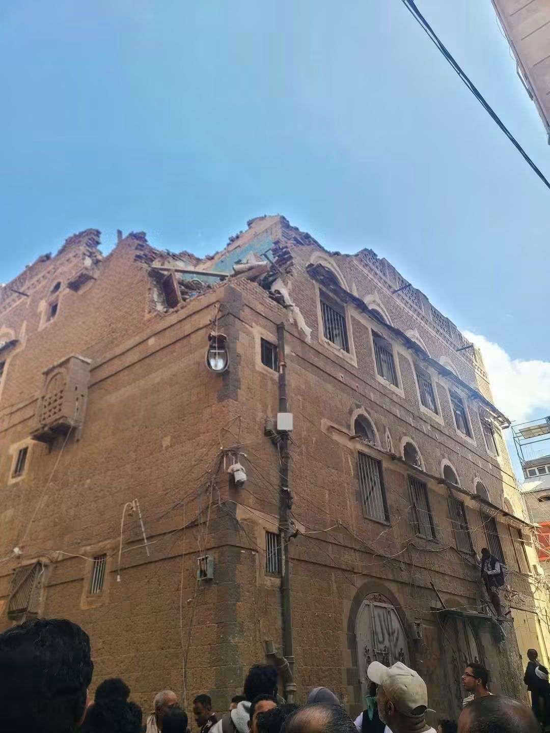الحوثيون يصادرون تسجيلات كاميرات المراقبة عقب سقوط صاروخ على منزل في صنعاء