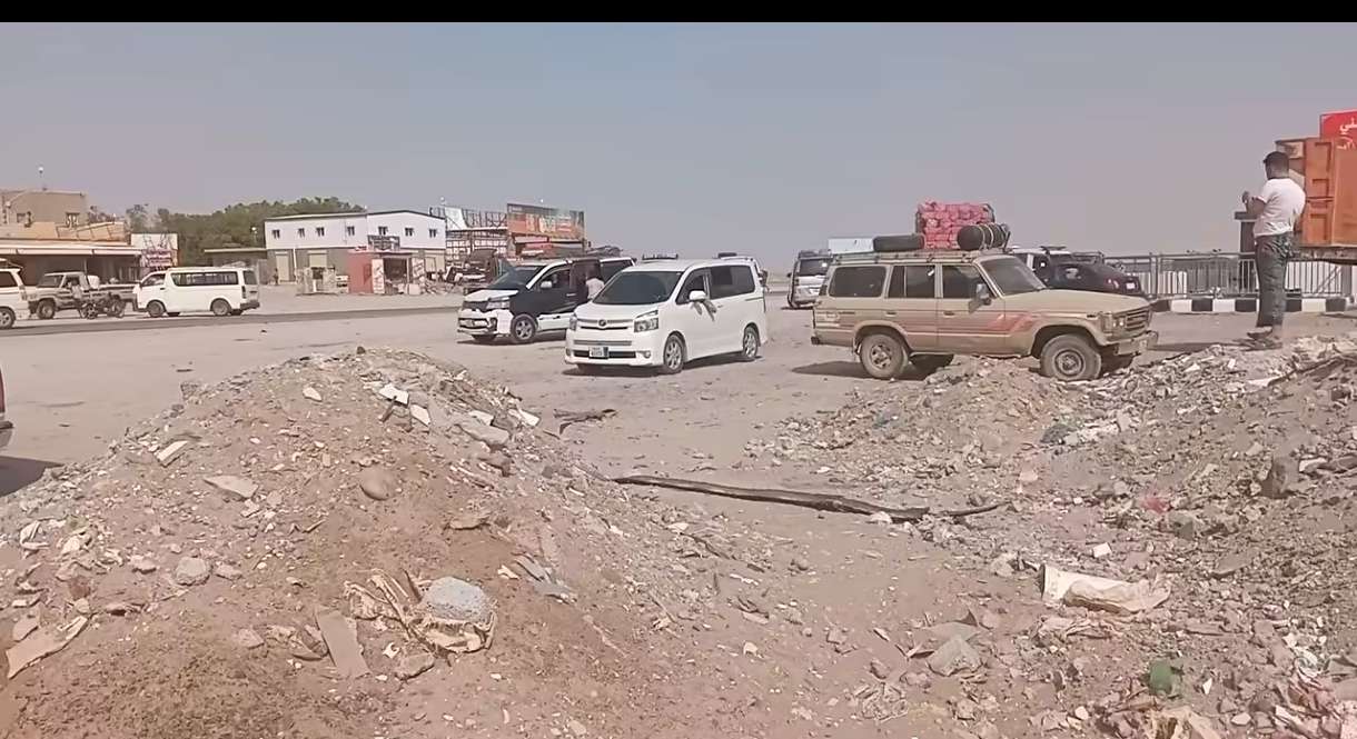 عاجل:إغلاق الطريق الرابط بين عدن وتعز ومنع المسافرين من العبور عبر نقطة الهديل