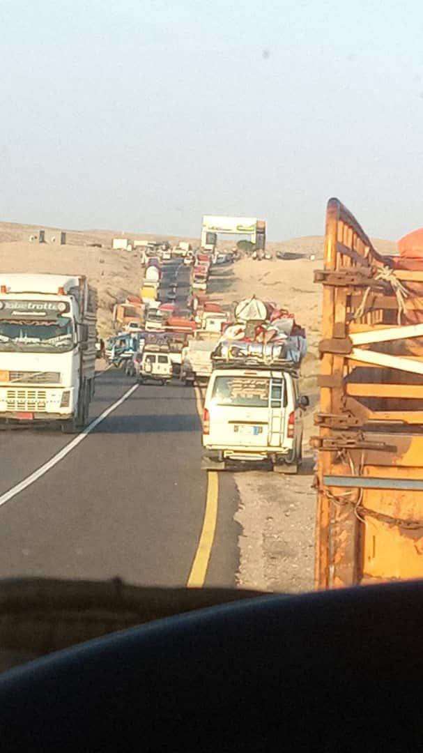 تكدّس المسافرين عند مدخل مدينة عدن منذ يوم أمس(صورة)