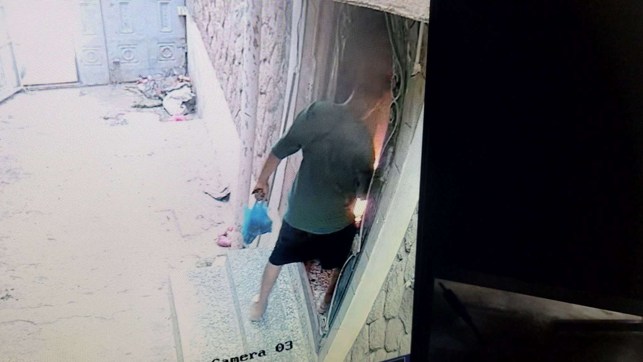 مواطن يتهم امرأة بإضرام حريق أسفل درج عمارته ويؤكد توثيق الحادثة بالكاميرات