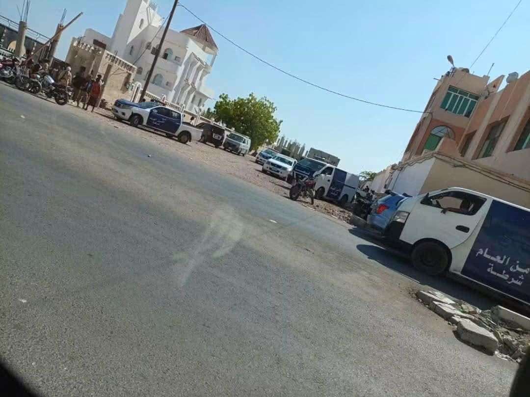 عاجل:انتشار أمني مكثف في المكلا وإحكام الحصار على مقر الانتقالي المنحل لمنع الفوضى