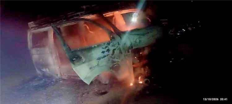 مسلحون بزي عسكري يحرقون حافلة تابعة لدار الحديث في لحج بعد إنزال المعلمين منها بالقوة