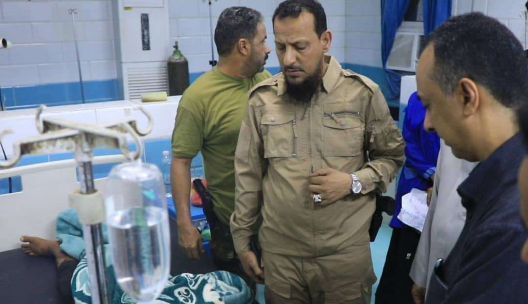 المحافظ شيخ يتفقد مطار عدن الدولي عقب الاستهداف الصاروخي الحوثي ويوجه بإيواء المسافرين