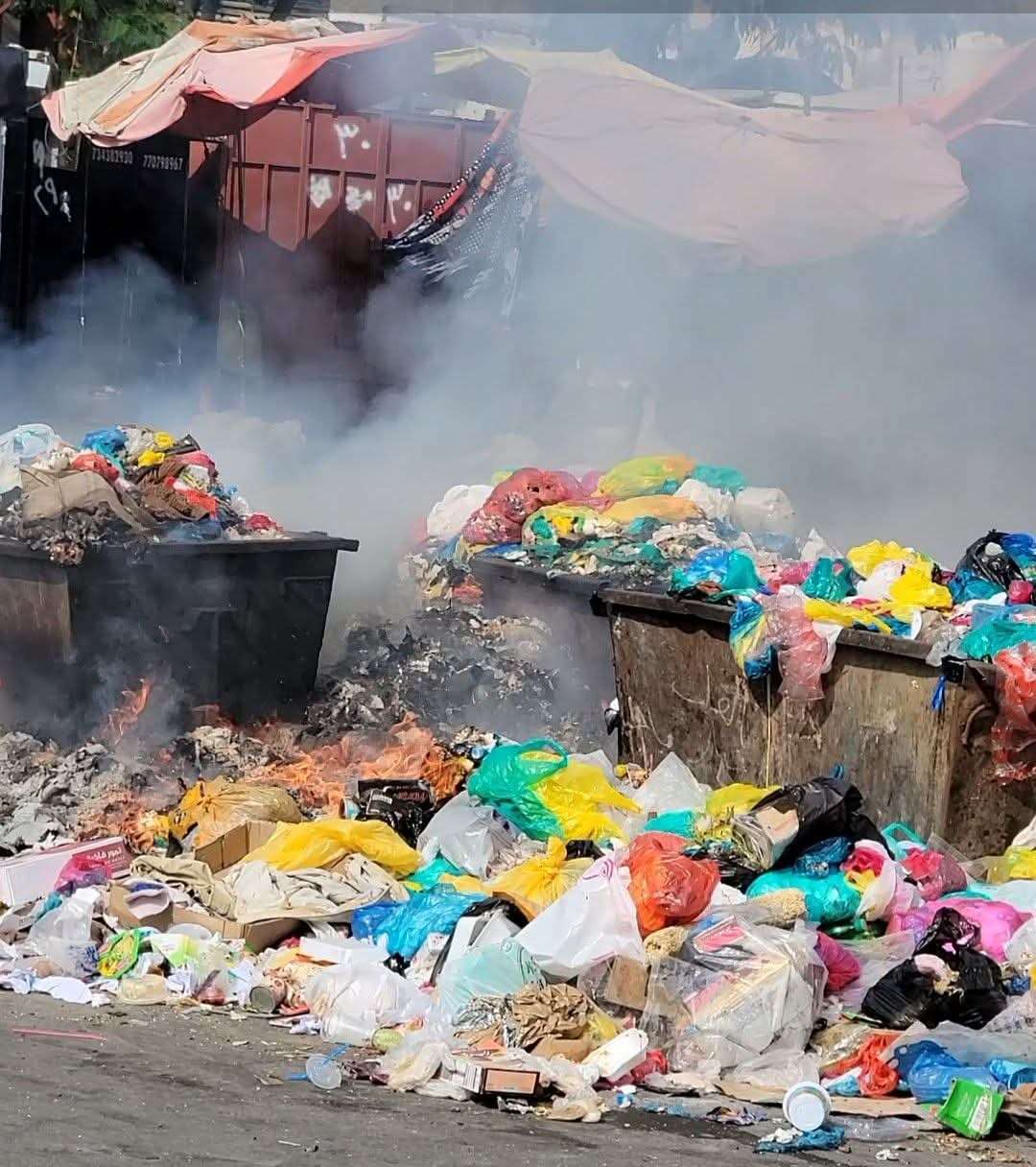 تراكم النفايات في شوارع تعز
