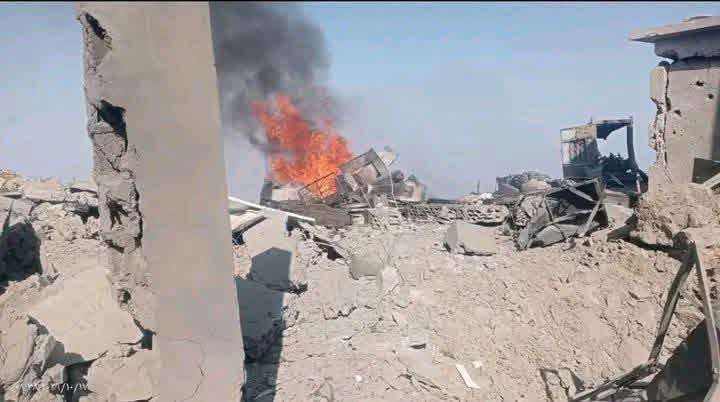 عاجل : شاهد صور أولية لحظة استهداف مواقع للحو ثيين في جبل العرمة غربي تعز