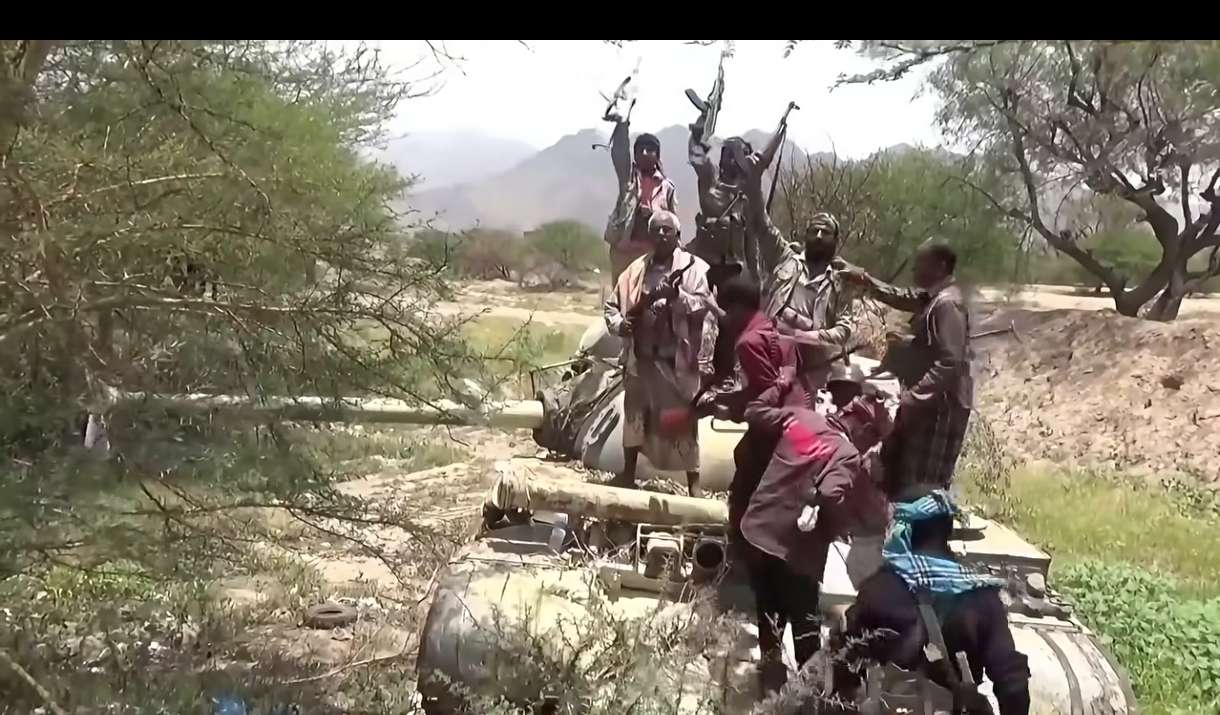 القوات المسلحة تغتنم دبابة تابعة لمليشيا الحوثي في جبهة صبر