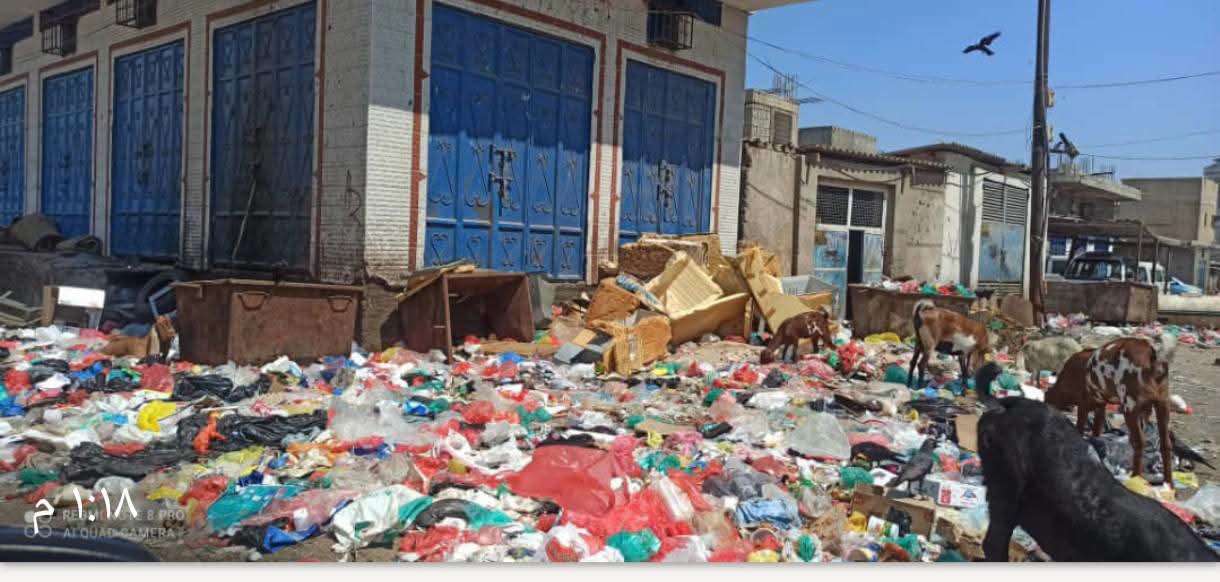 عدن تغرق في النفايات.. إضراب عمال النظافة يشل أعمال رفع المخلفات المخلفات
