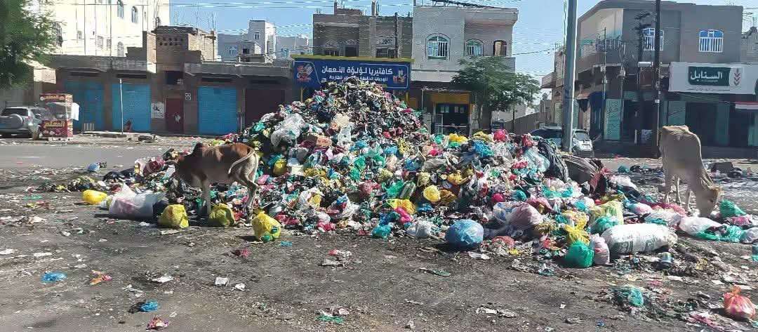 شكاوى من تحوّل المطار القديم بتعز إلى مكب للنفايات