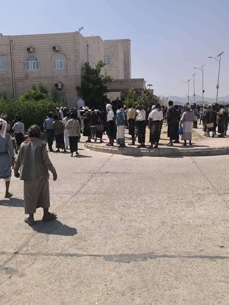 صحفي يطالب بتحقيق عسكري شامل في فاجعة معسكر العلم بشبوة