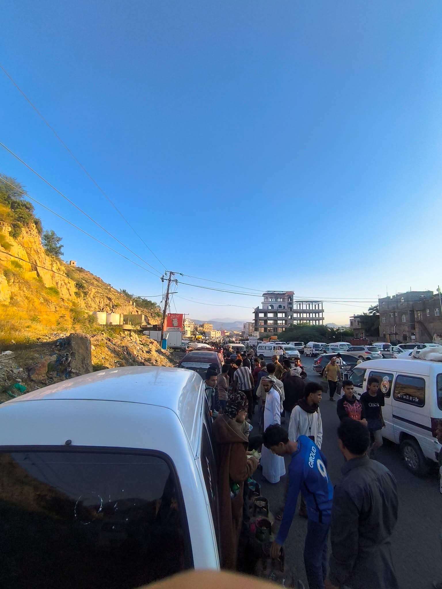 أزمة الغاز في تعز.. طوابير طويلة وحصص محدودة وسط معاناة المواطنين