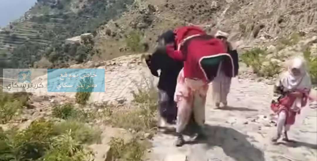صورة تهز القلوب من تعز.. أم تحمل جثمان ابنتها الشهيدة على ظهرها
