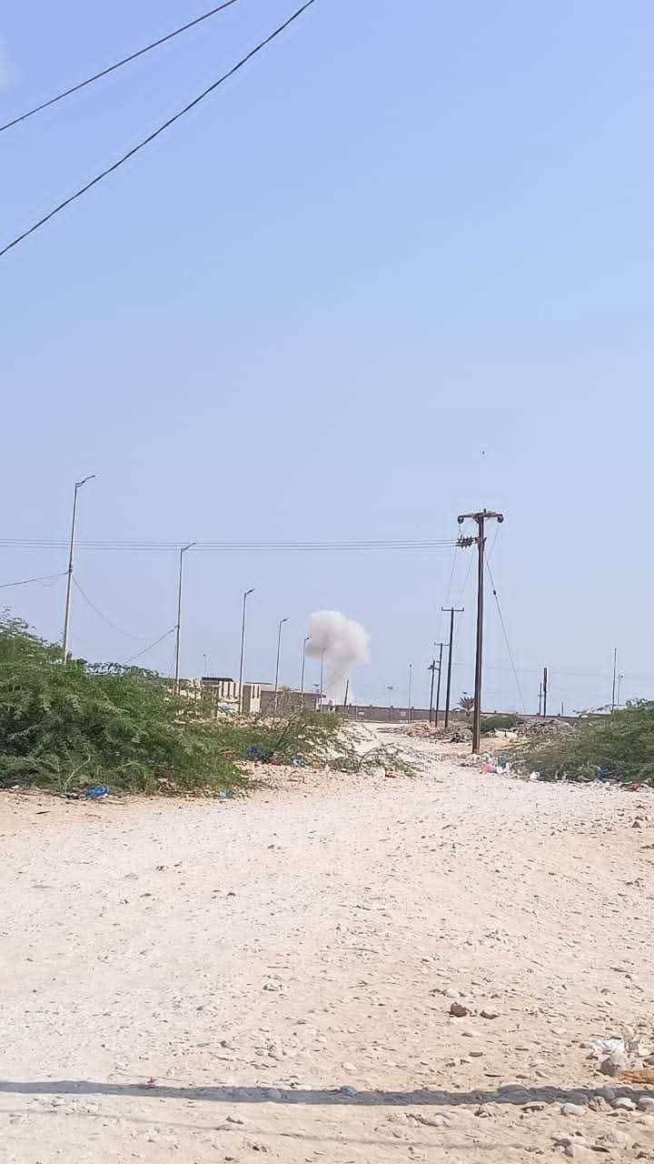 شاهد .. صور أولية لحظة استهداف مطار الريان قبل قليل