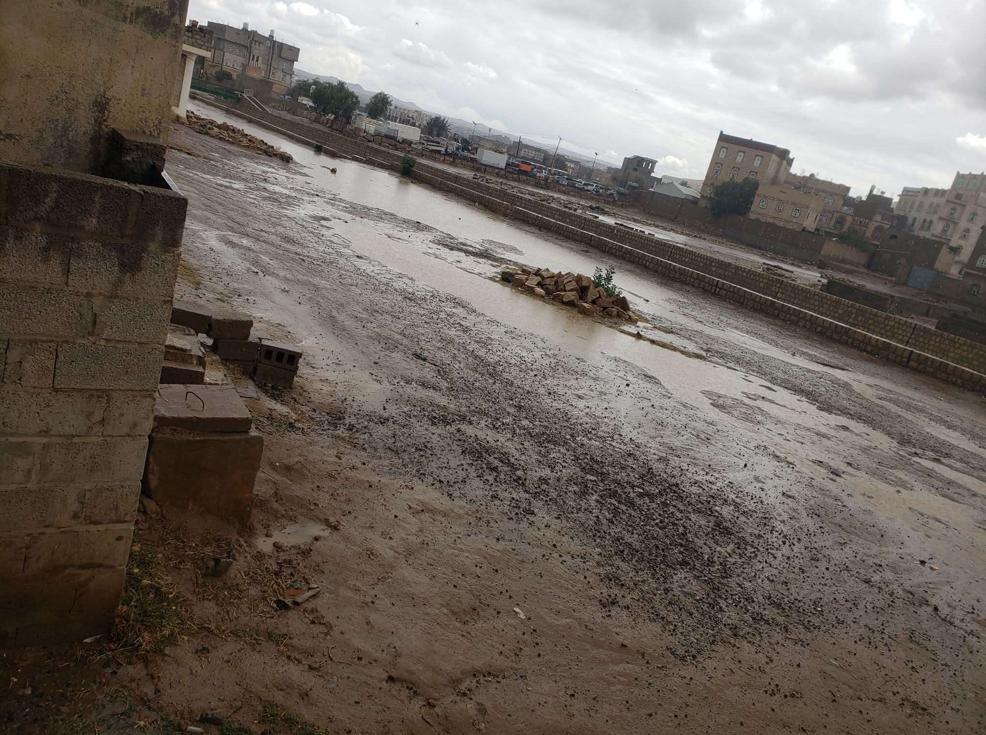 عاجل :أمطار غزيرة تهطل على مدينة عمران