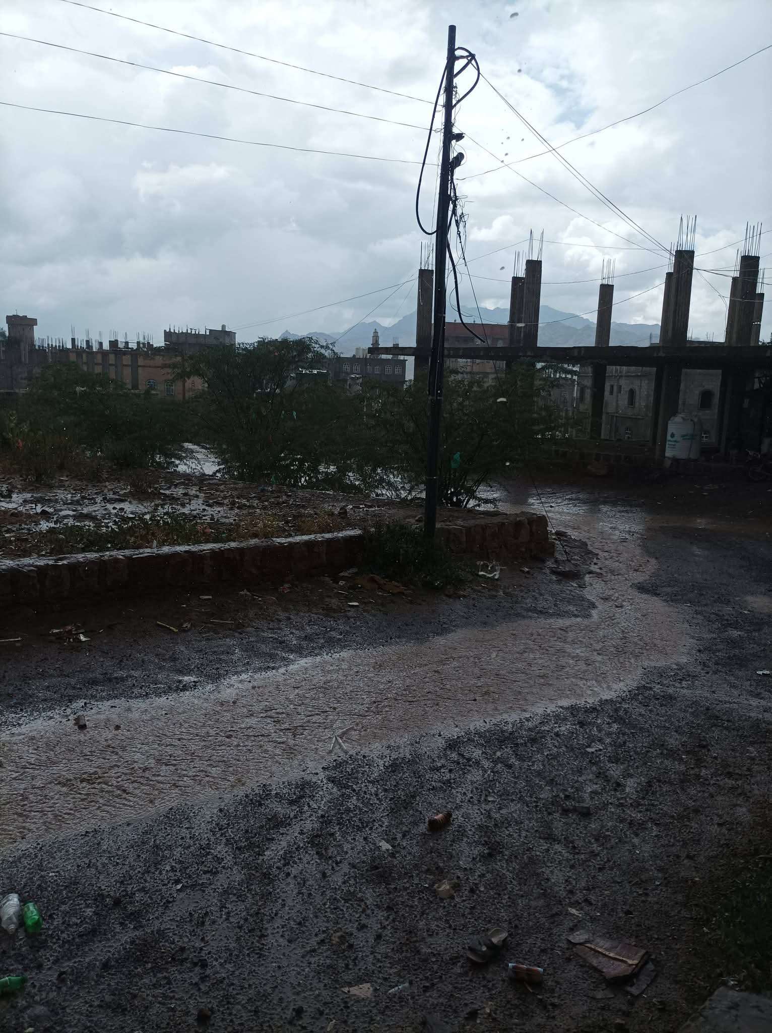 يحدث الان .. أمطار غزيرة تهطل على مدينة قعطبة وضواحيها في الضالع
