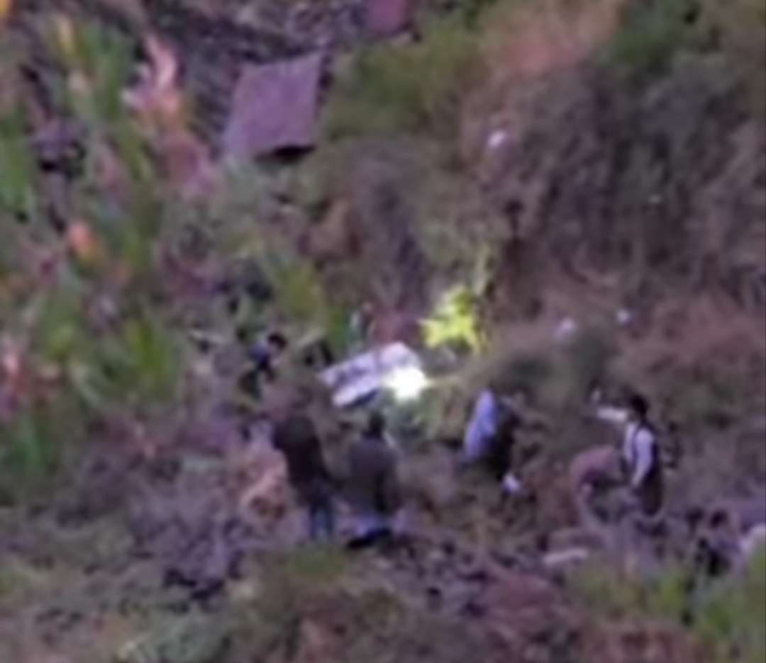 حادث مروري مروع.. باص يهوي من أعلى الطريق إلى المنحدر