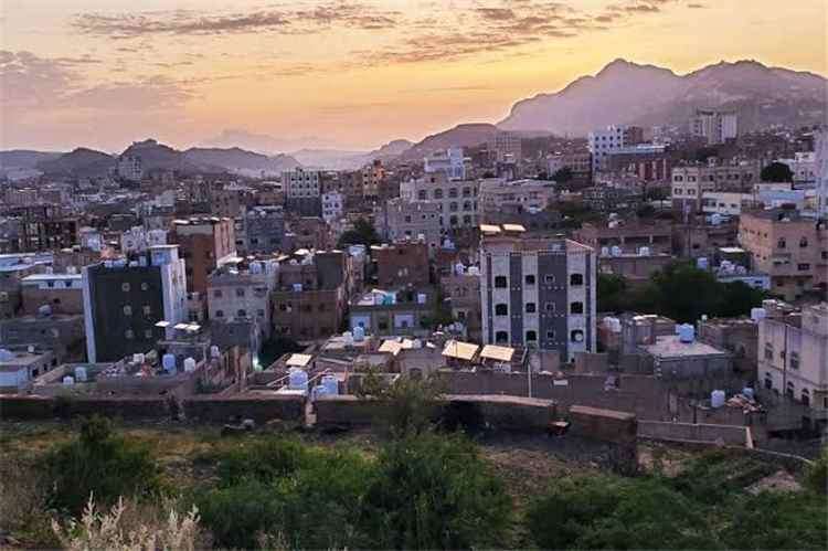 قصف مدفعي حوثي يستهدف قرى سكنية جنوب شرقي تعز