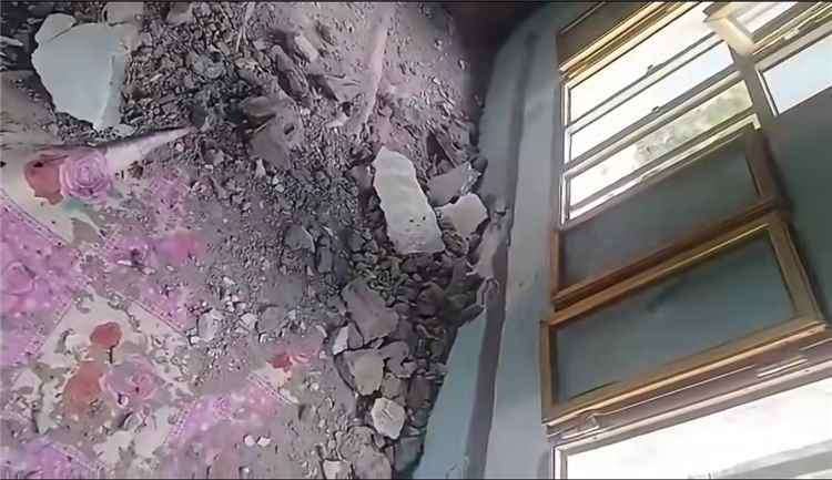 الحو ثي يستهدف منزل شاب قبل زفافه بتعز