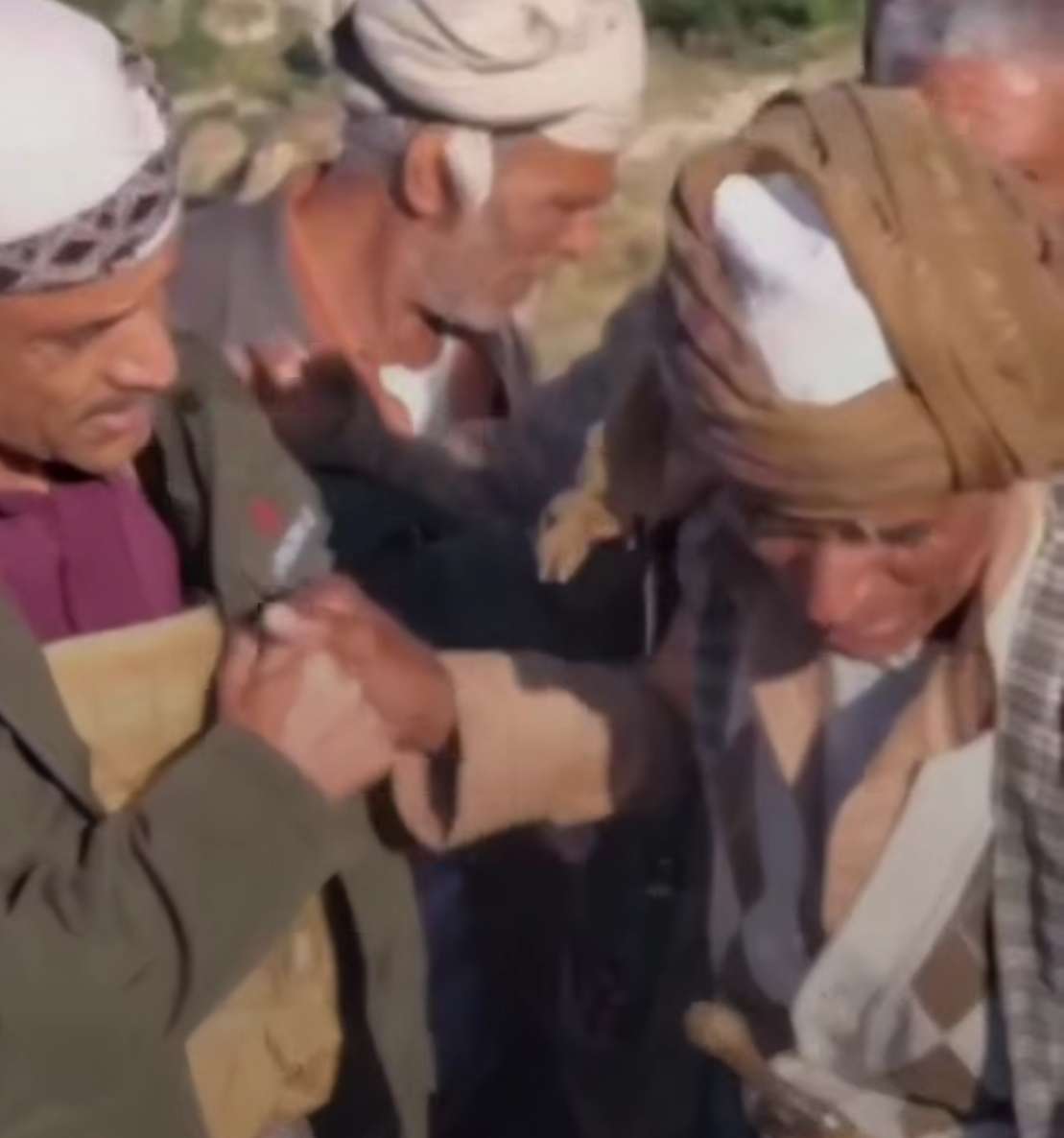 تعز | والد شهيد يتعهد بالتبرع بأرضه البالغة 3 آلاف قصبة لمنع الحوثيين من دخول منطقته