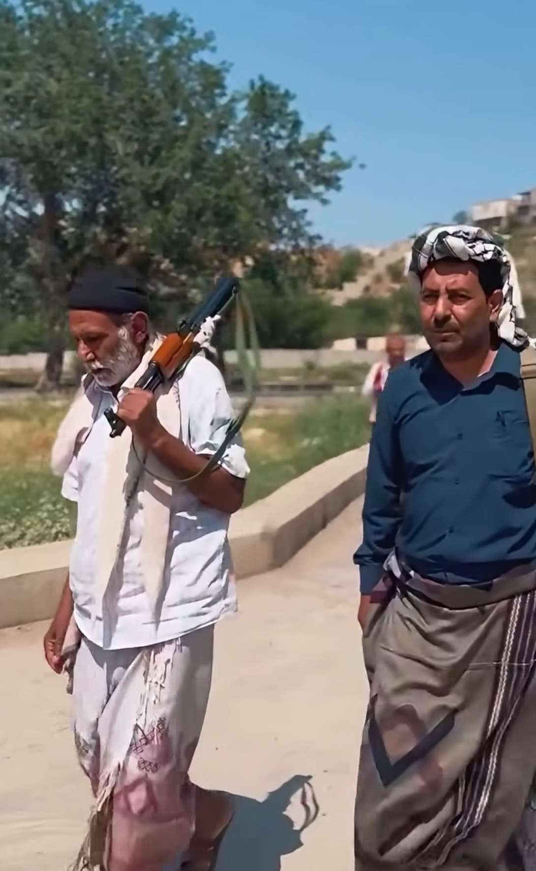 بعد إصابة نجله.. والد بشار الحاتمي يخرج للدفاع عن مدينة تعز