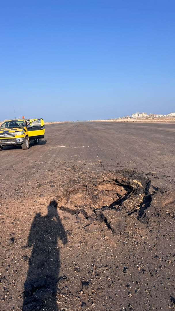 وزارة النقل تدين قصف مليشيا الحوثي مطار عدن الدولي للمرة السادسة خلال أيام وتحذر من تهديد سلامة الطيران المدني